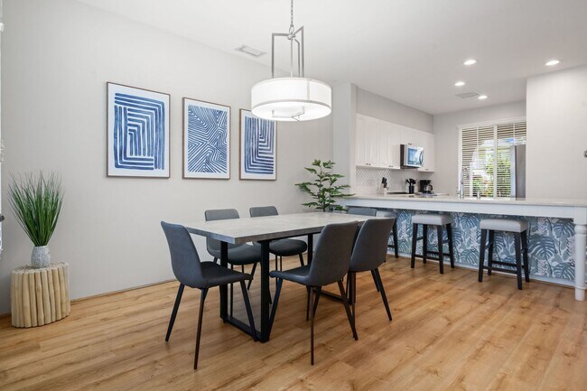 Foto del edificio - Modern Island Living | AC, W/D, Garage, Wo...