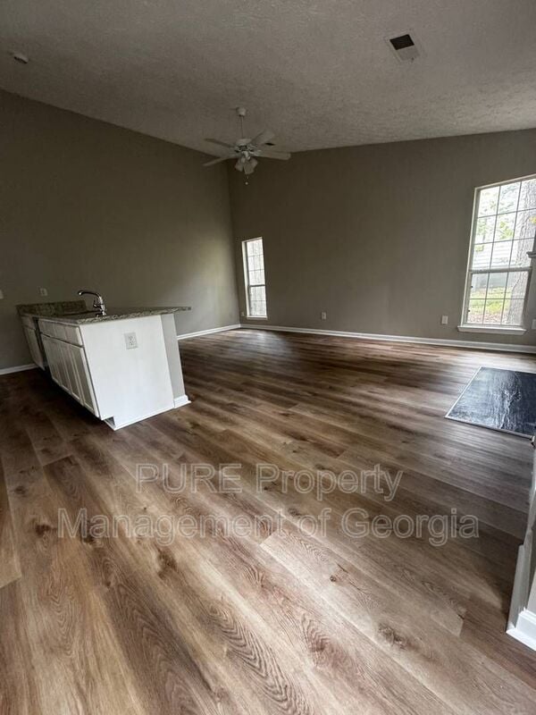 Foto del edificio - 3181 Kings Glen Dr