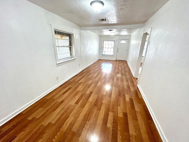 Building Photo - **APPLICATION RECEIVED** **MOVE IN READY!*...