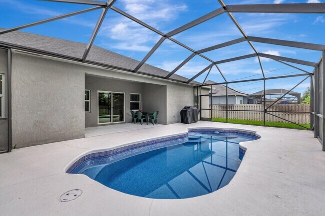 Foto del edificio - 348 SW Millard Dr