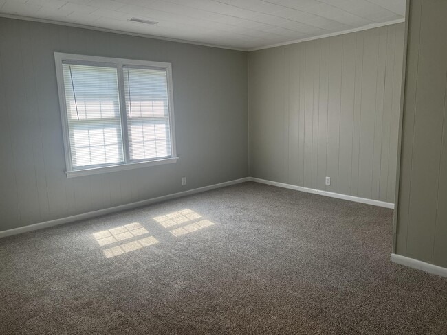 Building Photo - 129 Laroque Ln