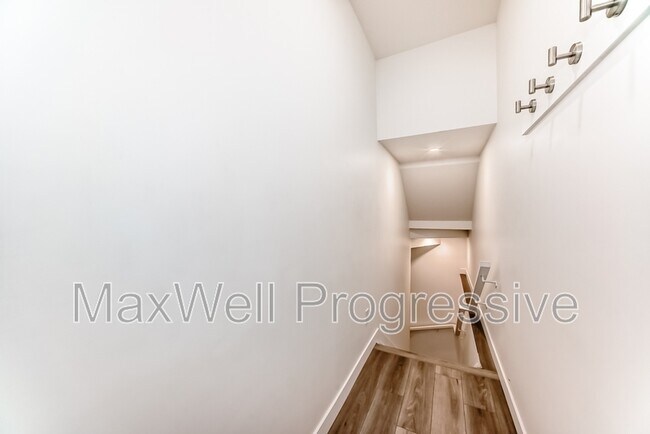 Photo du bâtiment - 6411-6493 93 St NW