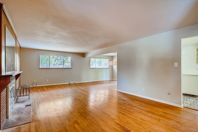 Large Livingroom - 3411 S Dayton St