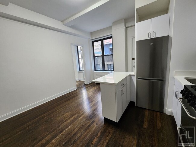 Building Photo - East 46th Street | Elegant Pre-War 1-Bedro...