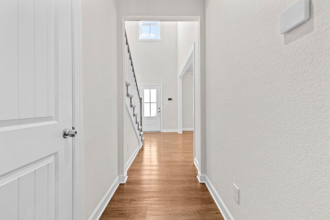Building Photo - 5 bedroom 3.5 bath home in desired community