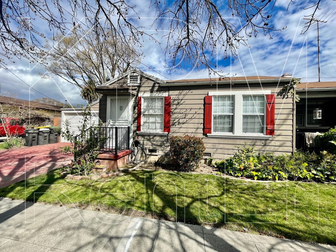 Primary Photo - 1404 N Yosemite St