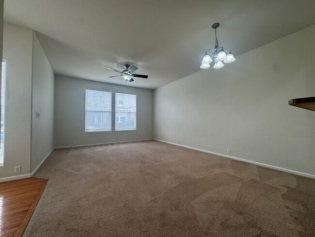 Building Photo - Spacious Two-Story Townhouse