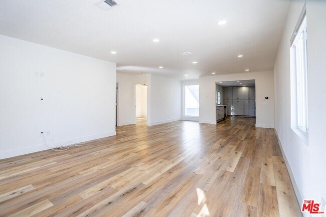 Foto del edificio - 5705 Jamieson Ave