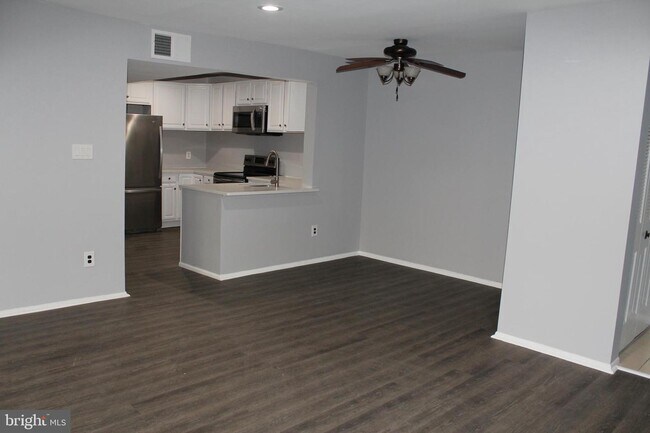 Building Photo - 25 S Church Rd