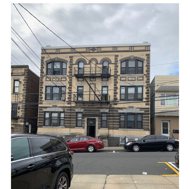 335 71st St Unit 11, Guttenberg, NJ 07093 Apartments in Guttenberg