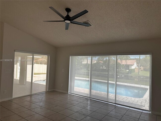 Foto del edificio - 1080 NW 100th Way