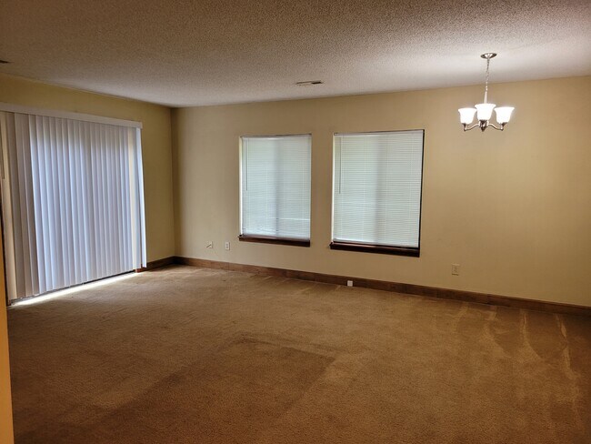 Living Room - 51 Greenleaf Ct