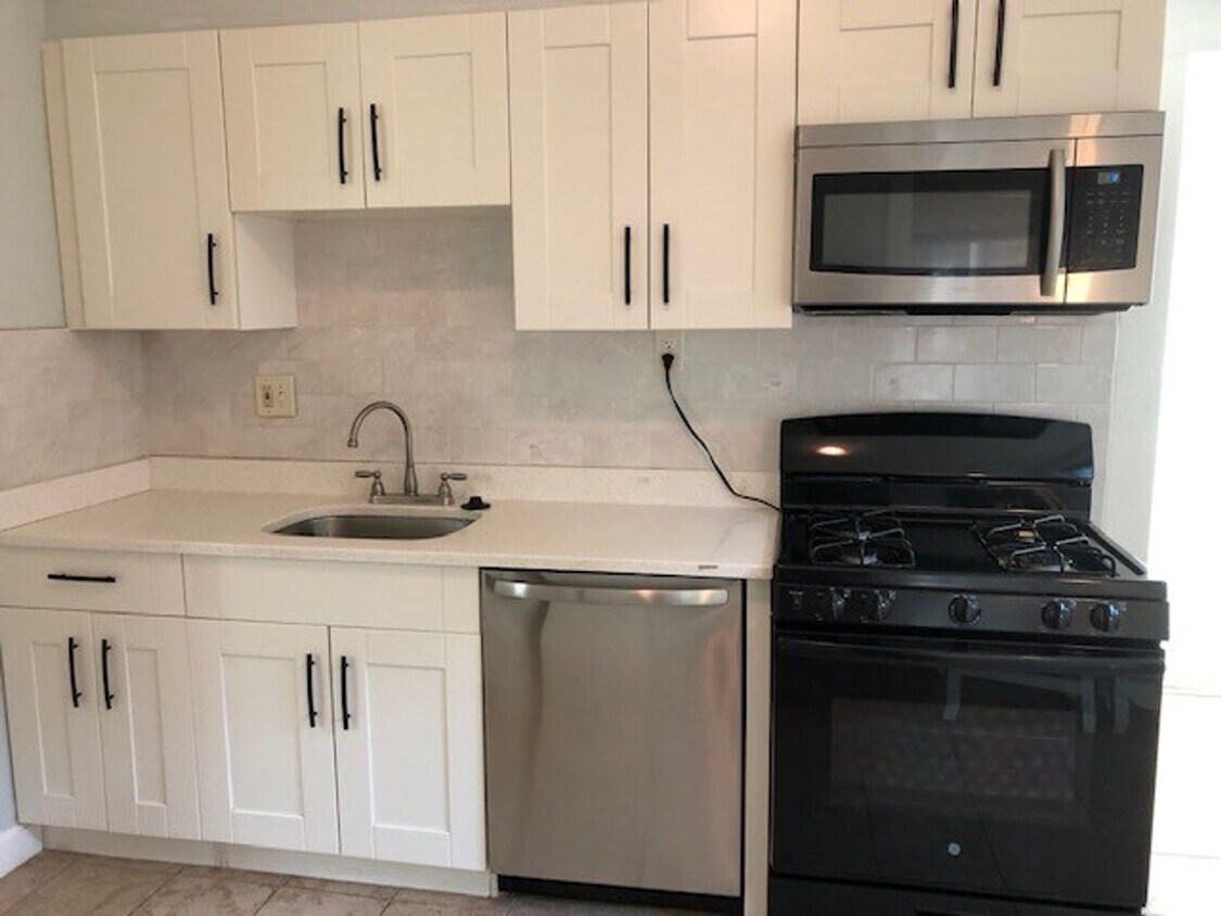 Foto principal - HOT ALLSTON LISTING!!!!