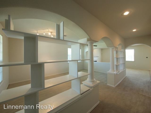 Building Photo - 4 br, 2.5 bath House - 4904 Willamette Lane