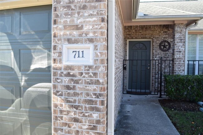 Building Photo - 711 Cedarwood Dr