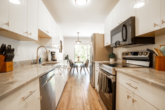 Photo - 321 Bellevue Way SE Apartment