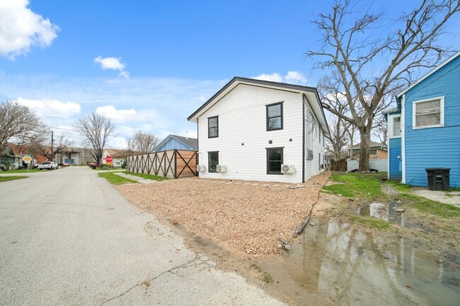 Foto del edificio - 807 Cullen Blvd