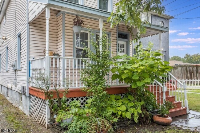 Building Photo - 208 Forest St