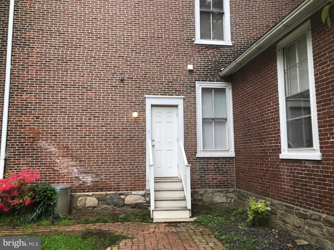 325 Washington Ave Unit 1, Downingtown, PA 19335 Room for Rent in Downingtown, PA