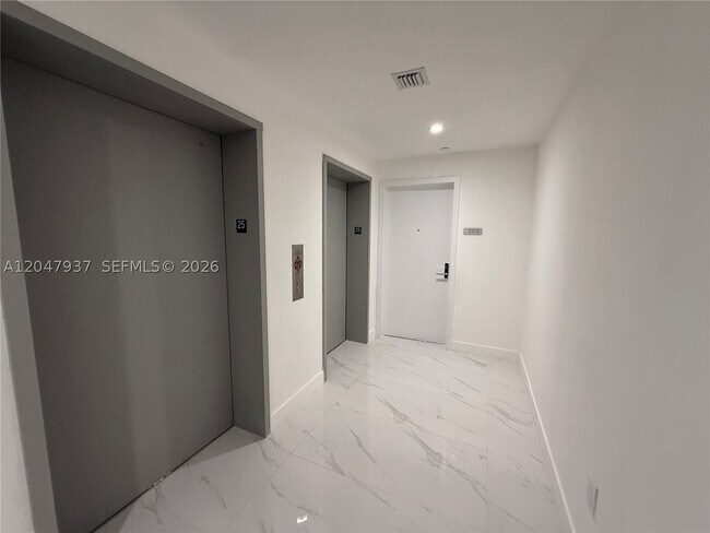 Foto del edificio - 700 NE 24th St