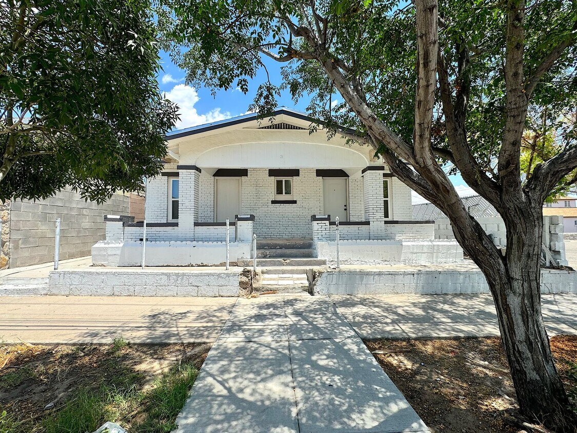 Primary Photo - 714 N Luna St