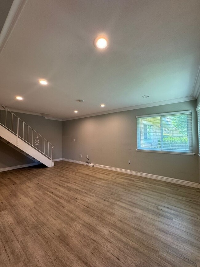 Building Photo - Modern 2 Bed 1 Bath Townhouse in San Juan ...