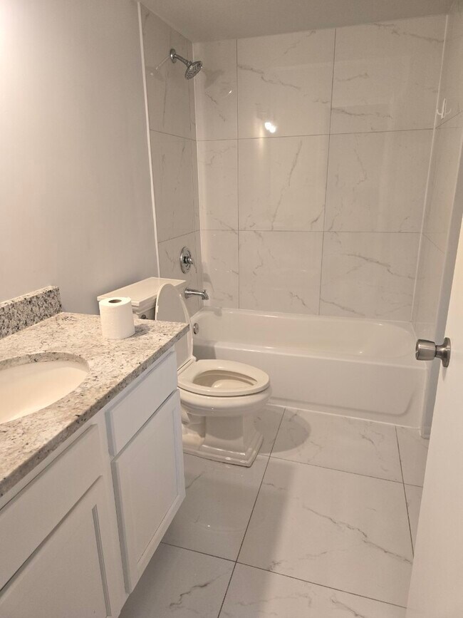 Building Photo - 3341 Beacon St