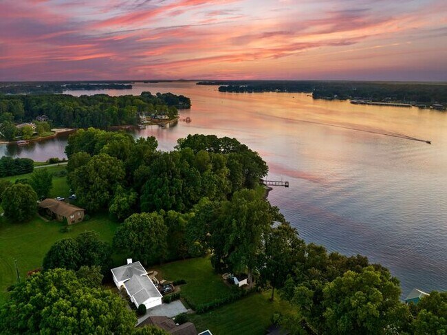 Building Photo - Lakefront Living
