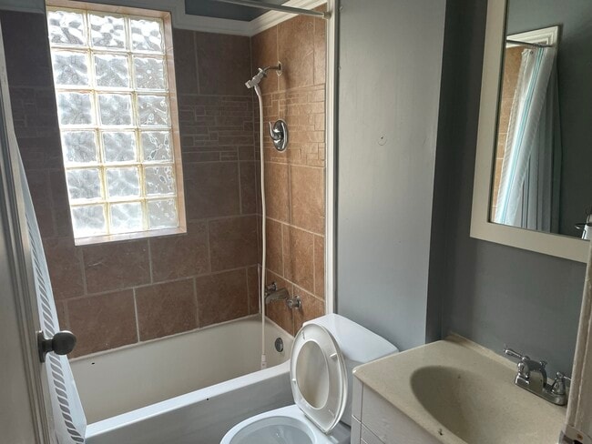 Building Photo - 863 Marentette Av