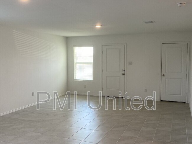 Foto del edificio - 1361 Plum Rd