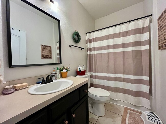 Building Photo - Beautiful Townhome