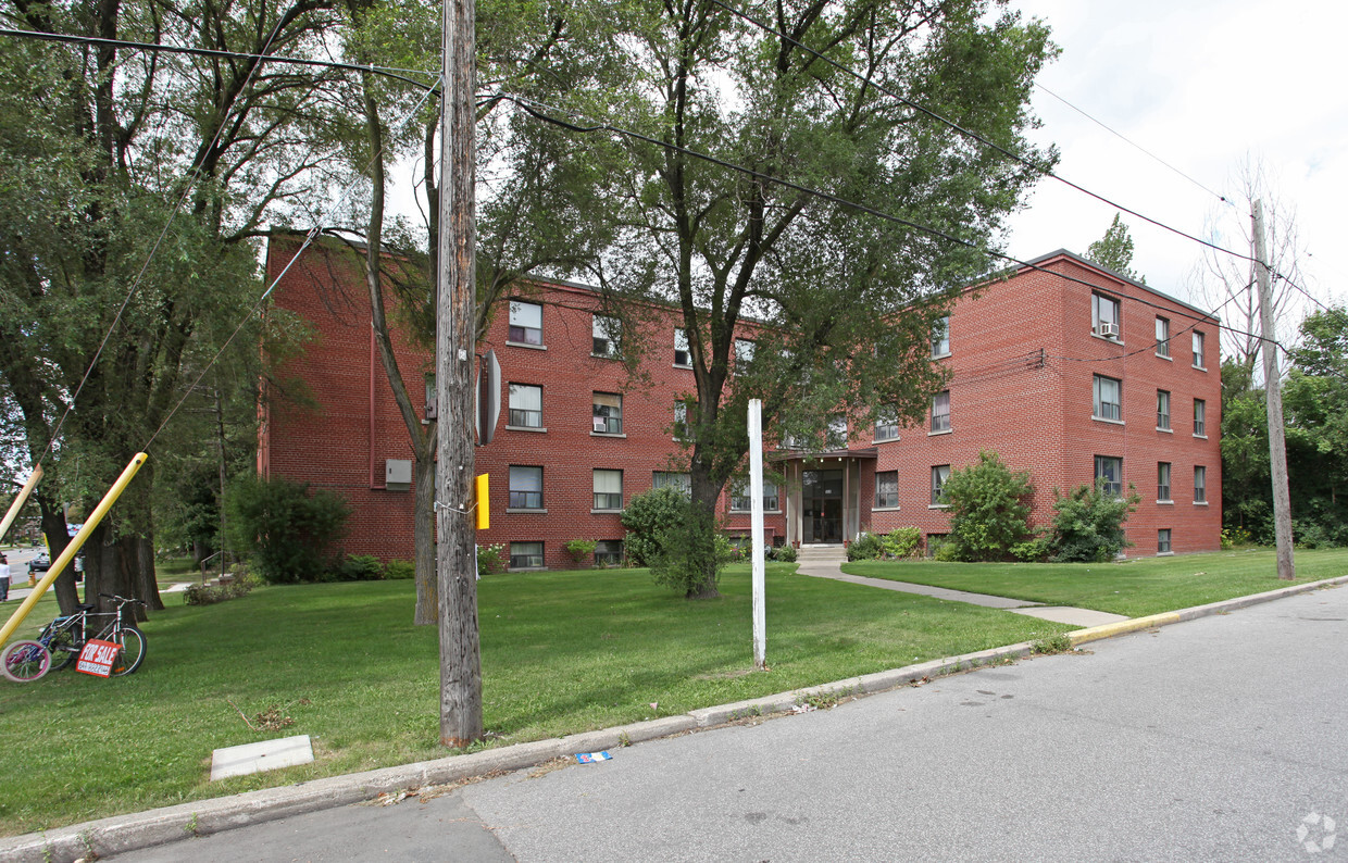 Primary Photo - 568 Lawrence Ave W