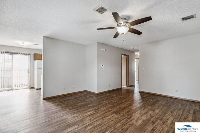 Building Photo - 3 bedroom 2 bath duplex - Derby Schools