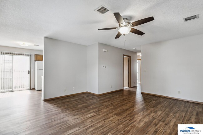 Foto del edificio - 3 bedroom 2 bath duplex - Derby Schools