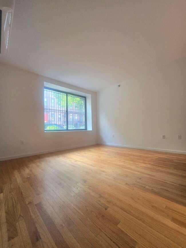 Building Photo - 5 W 127th St