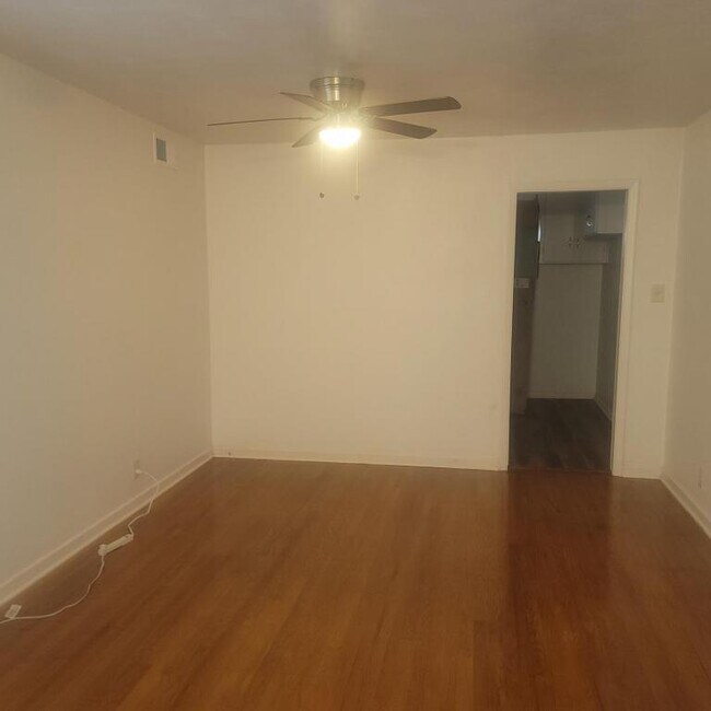 Foto del edificio - 1205 College Oaks Dr