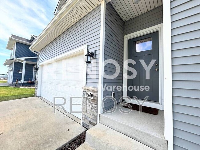 Building Photo - 16620 Oakwood Dr