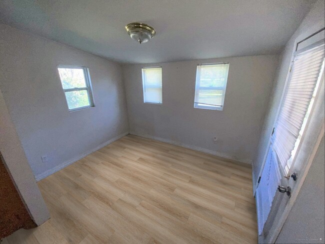 Building Photo - 811 Bella Ln