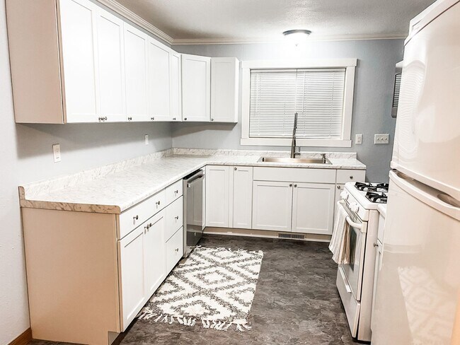 Building Photo - 2 Bed 2 Bath Duplex Home!