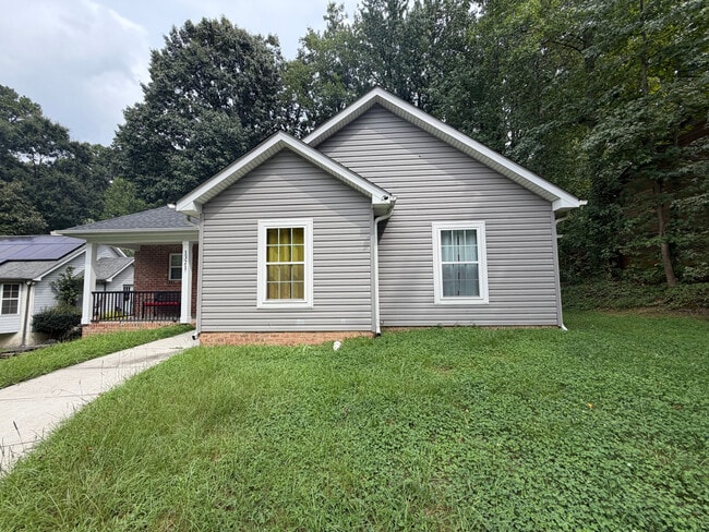 Building Photo - Room in House on Vasser Pl