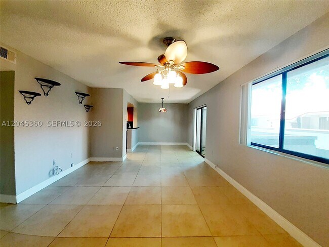 Foto del edificio - 8407 Coral Lake Way