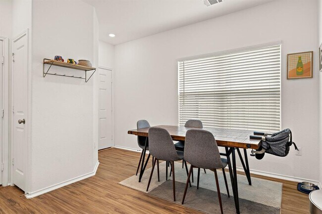 Foto del edificio - 7104 Dancing Wind Ln