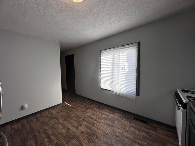 Building Photo - 907 Maple-