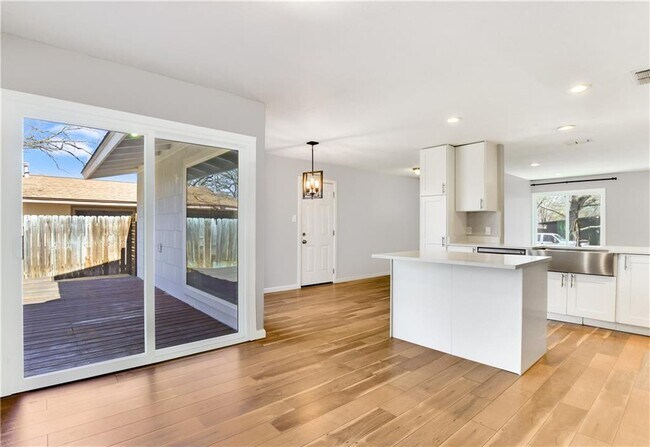 Foto del edificio - 5204 Creekline Dr