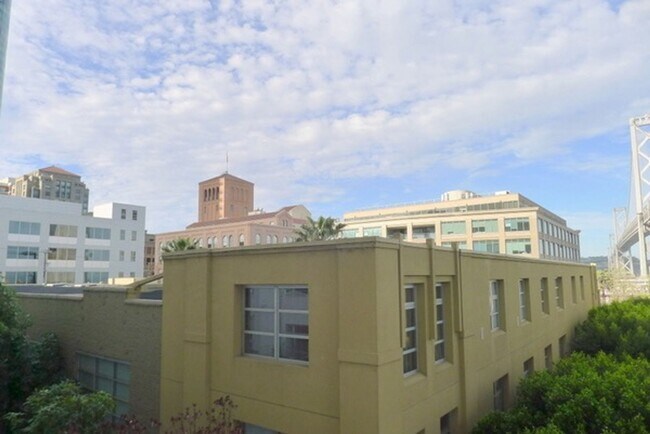 Foto del edificio - Posh 1 bedroom + den with 1 bath at desira...