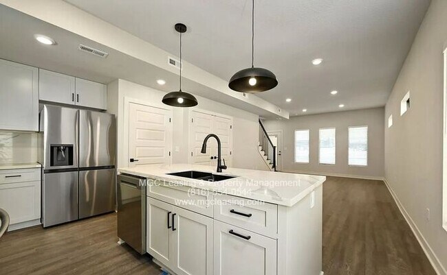 Foto del edificio - Oak Ridge Falls – Modern 3-Bedroom Townhome with 2-Car Garage, ask about our September Special!