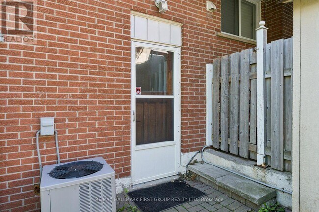 Photo du bâtiment - 531 Harmony Rd S