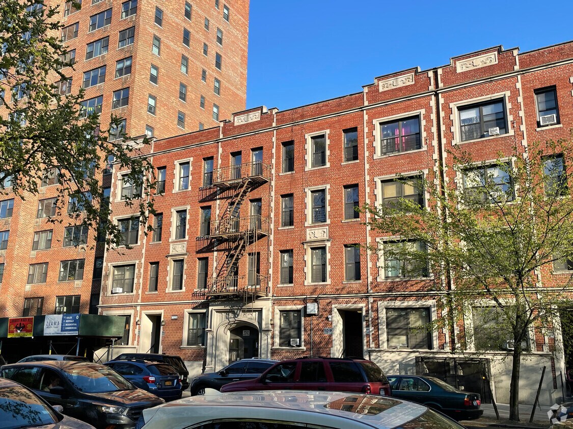Primary Photo - 152 Parkside Avenue