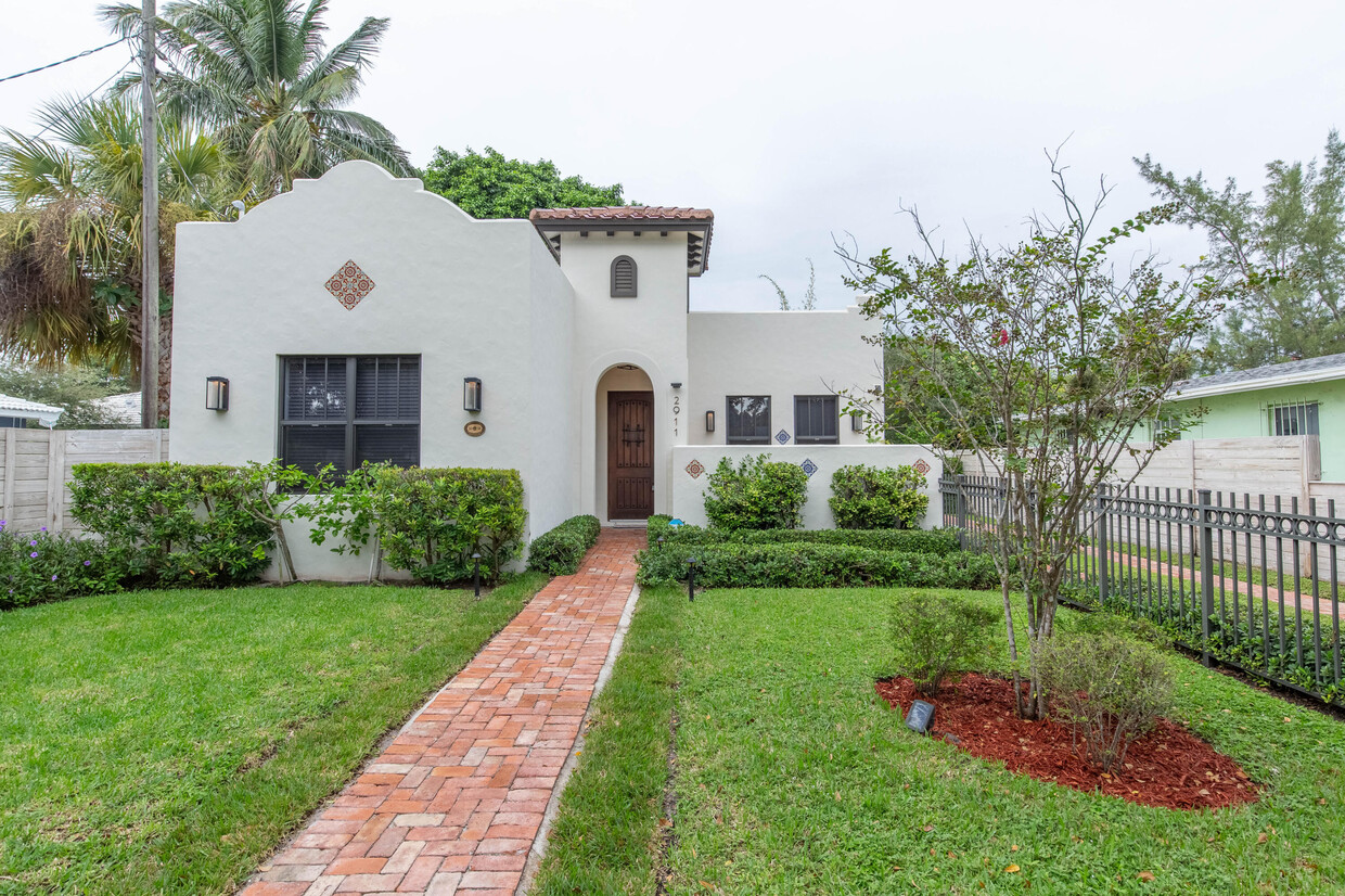Foto principal - 2911 Poinsettia Ave