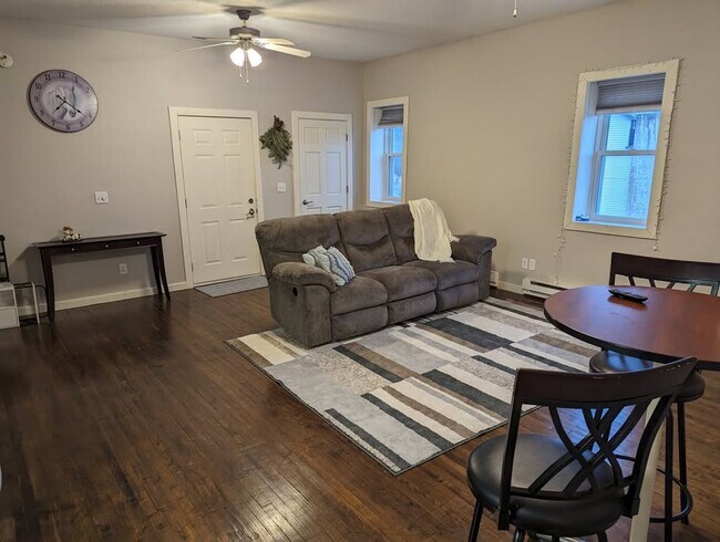 Foto del edificio - 105 S Main St